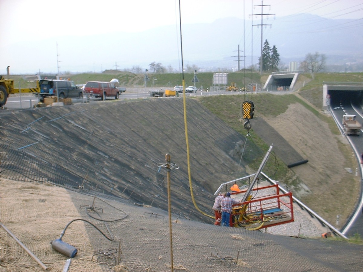KESA_Erdspreizanker_Autobahn_Solothurn_web.JPG